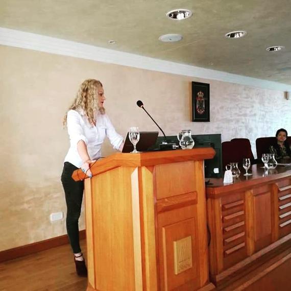 Dr. Maja Paunović drži predavanje za govornicom